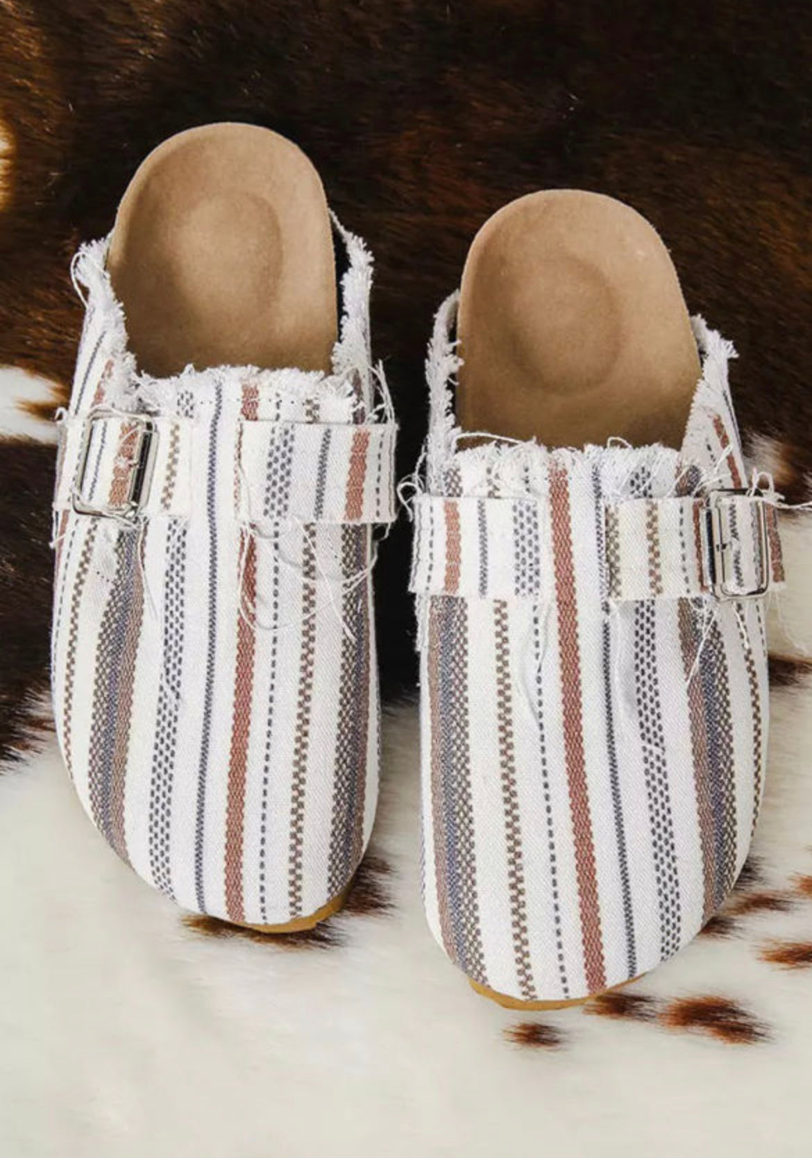 White Striped Slip-on Canva Slippers✨